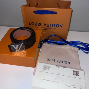 Louis Vuitton bälte brunt - Helt ny Louis Vuttion bälte. Ingår med allt ni ser på bilden plus en sån för att göra hål. Helt nytt i storlek 105cm