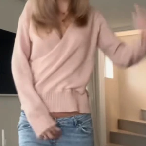 Rosa omlott tröja🩷 - Superfin ljusrosa stickad omlott tröja. Gammal från hm stl S❤️ hör av er för frågor 