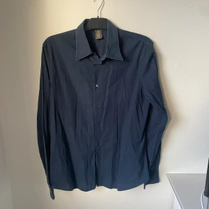 Dondup Skjorta - Exklusiv Skjorta från (Dondup) perfekt nu till hösten & Vintern 💸Pris: [199kr] 👔Storlek: [52/Large] ✨Skick: [8/10] Tveka inte att kontakta oss vid frågor & funderingar! 