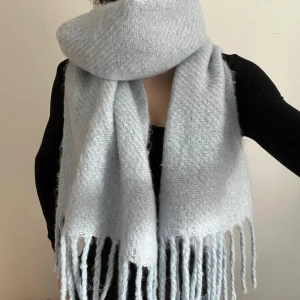 Stor fluffig halsduk - Fluffig ljusblå halsduk från Åhlens, knappt använd