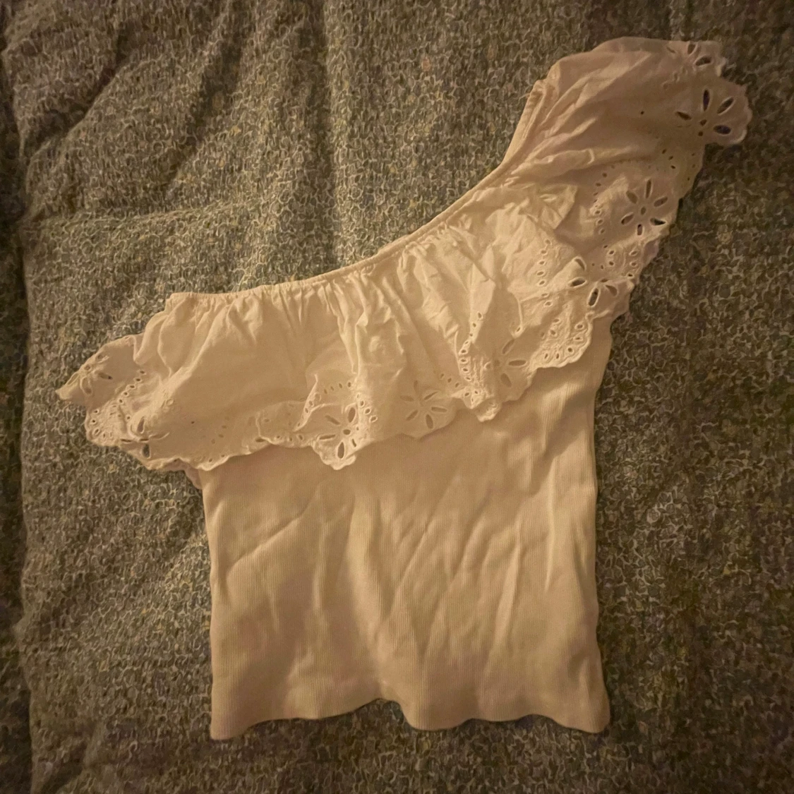 Vit offshoulder topp med volang