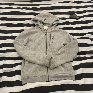 Grå hoodie från Sail Racing - Ljusgråa sailracing zip hoodie. Riktigt snygg och väldigt bra skick. Inge defekter!