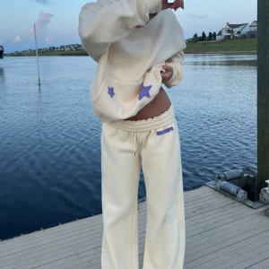 Ljusgult mjukisset - Mjukisset från majive, ljustgult mjukisset med lila detaljer på💛💜 aldrig använt, bara testat! Säljs ej separat, 300 för båda delarna