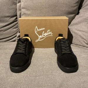 Svartröda skor lubs  - Tja! Säljer dom här helt nya skorna frågor eller funderingar är det bara att höra av er pris kan diskuteras vid snabb affär!✌️☺️ Passar 42!