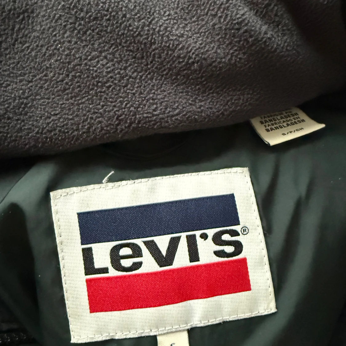 Svart pufferjacka från Levi's med huva - 3