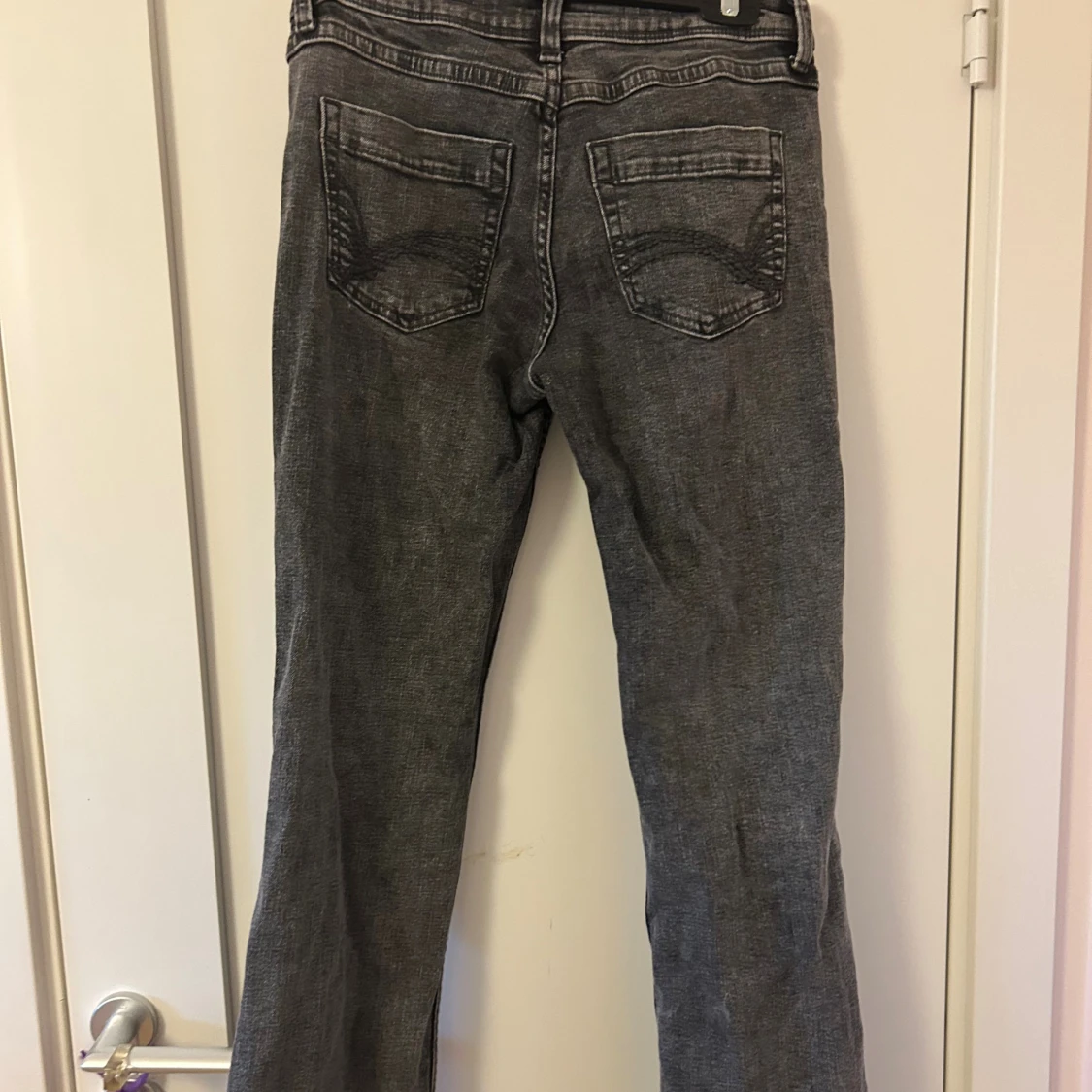 Grå bootcut jeans