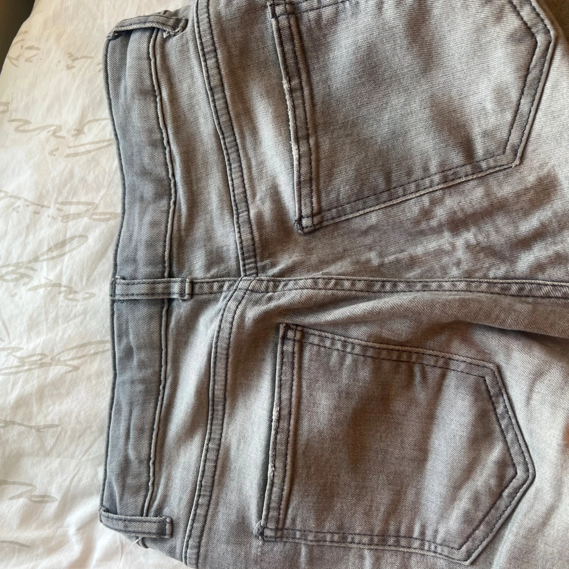 Grå bootcut mid rise jeans i storlek 158 från Kappahl - 3