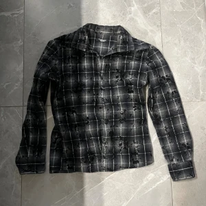 Tornado mart flanell skjorta - Säljer den här sjukt feta tornado matt flanell skjortan med ett snyggt mönster!! Den är i väldigt bra skick och sjukt svår att få tag på. Skriv vid minsta fråga/fundering