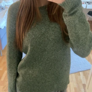 Grön stickad tröja  - .