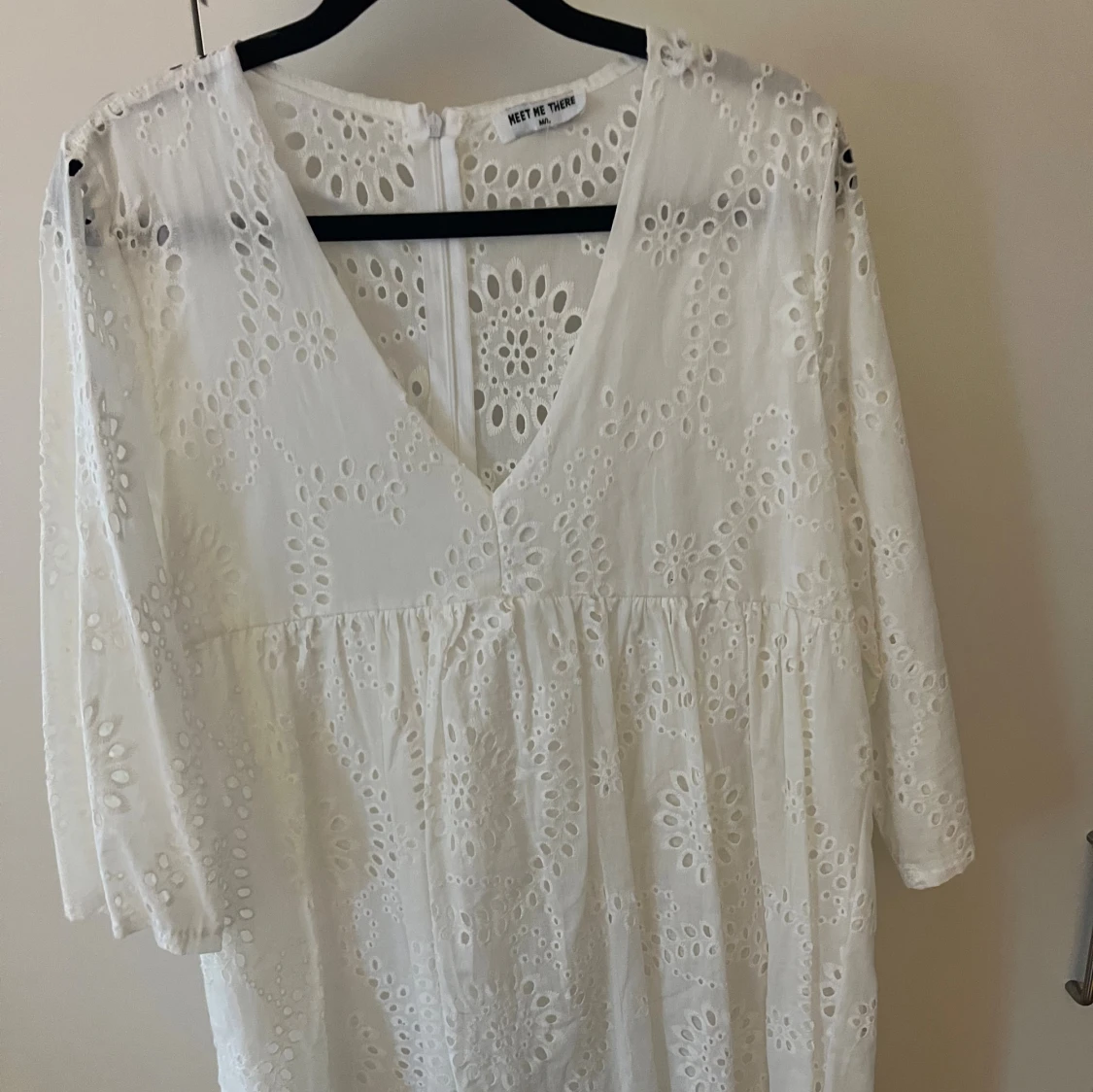 Vit broderad klänning Meet Me There