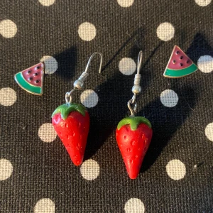 Örhängen - Små frukt örhängen. Rätt söta men inte min stil