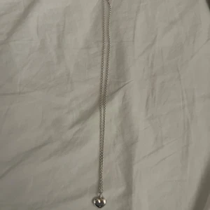 Silverhalsband med hjärthänge - Fint halsband i äkta silver med ett hjärthänge med liten diamant (0.01 carat). Kedjan är tunn och smidig, och hjärtat går att ta av från kedjan. Original pris ca 500kr. 😊