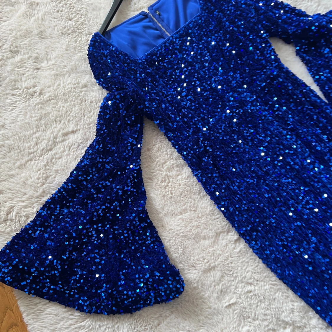 Blå glittrig långklänning med trumpetärm - 1