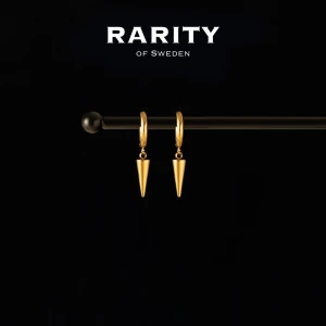 Spike Earring - Gold: Guldörhängen med nitar - Otroligt snygga örhängen med nitar i rostfritt stål!! Örhängena är i fin guldig färg och passar så bra för att piffa upp en outfit och lägga till en extra detalj🪽Likt alla andra våra smycken tål dessa örhängen vatten och håller sitt glans länge!! Vid frågor eller funderingar - välkommen att skriva till oss🪽