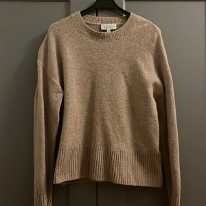 Beige stickad tröja & Other Stories - Mysig beige stickad tröja från & Other Stories i väldigt fint skick.