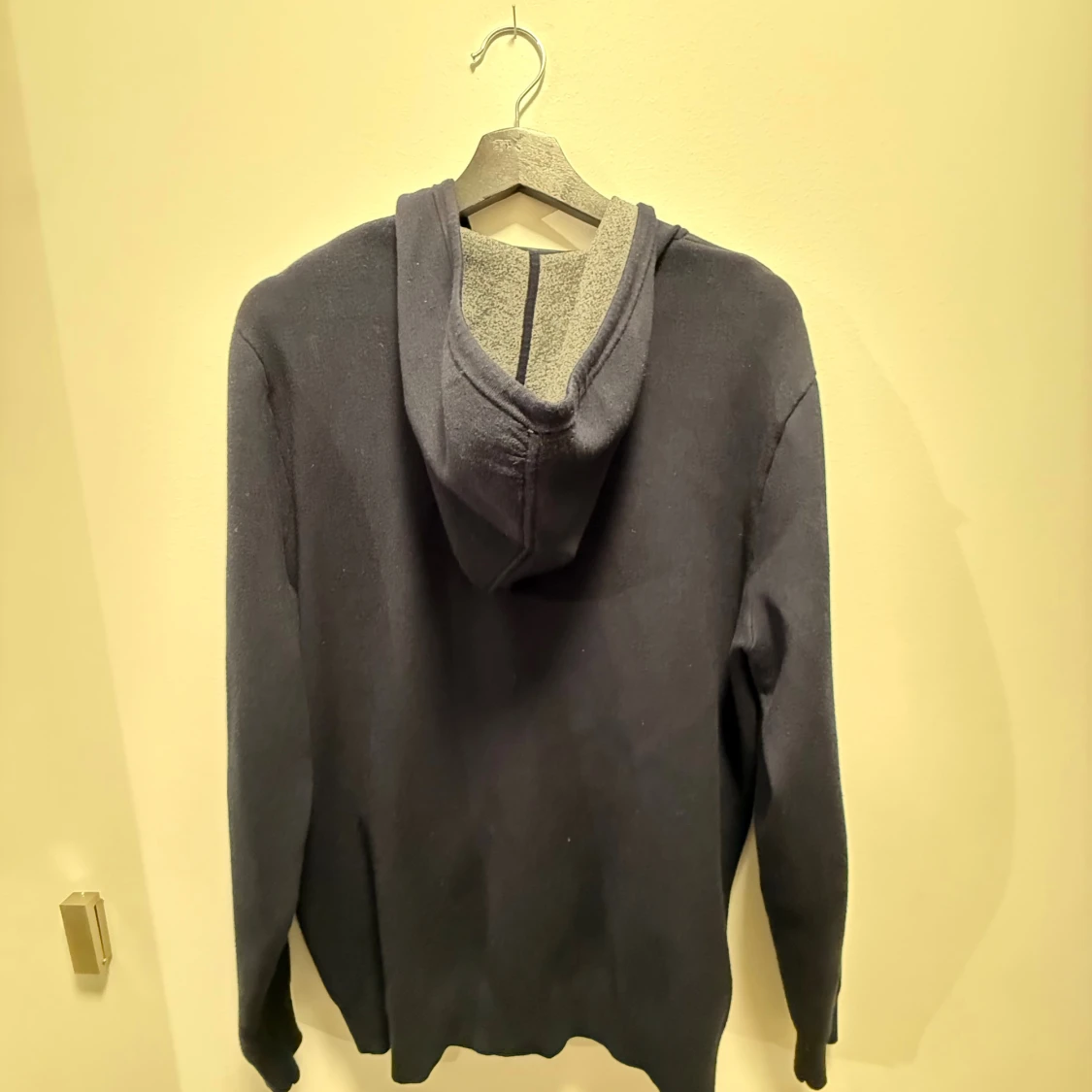 Mörkblå hoodie med dragkedja - 1