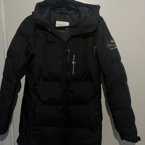 Sail Racing Jacka - Köpte från stadium för ganska länge sedan, använd en vinter men ligger bara i garderoben sedan dess. Inga defekter men finns en liten skada på armen. 