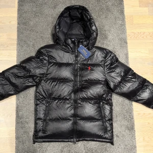 Ralph lauren vinterjacka -  Sälj, en riktig snygg glansig Ralph Lauren vinterjacka i nyskick med tags kvar⭐️ Storlek S men passar mindre. QR-koden scannar till deras officiella hemsida. Hör av er vid funderingar.