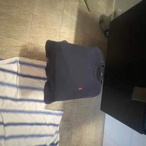  Polo Ralph Lauren. Mörk blå. Marinblå. Hoddie. - Säljer en mörkblå stickad tröja från Polo Ralph Lauren med klassisk röd logga broderad på bröstet. Tröjan har rund halsringning, ribbade muddar och är långärmad. Perfekt för dig som gillar stilrena och tidlösa plagg. Bara att höra av dig om du har någon fråga mvh Alex