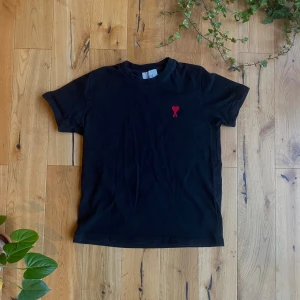Ami Paris t-shirt - Säljer denna svarta Ami Paris t-shirt då den blivit för liten på mig. Har använts väldigt sparsamt och har inga defekter,  Skick 9/10. Skriv pm innan köp. Kan gå ner i pris vid snabb affär. Skriv gärna bid funderingar / bilder. 😁