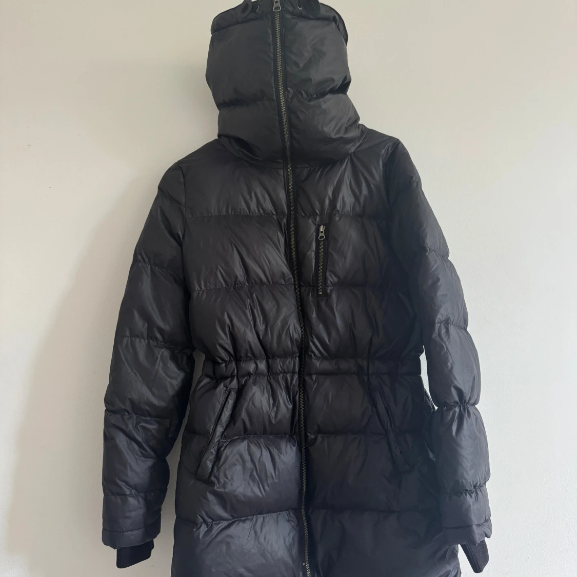 Mörkblå lång pufferjacka från Samsoe Samsoe - 1