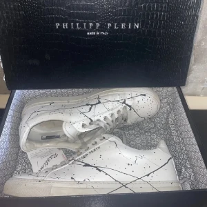 Philipp Plein skor - Säljer ett par riktigt feta Philipp Plein skor, ganska lika maison margiela paint splatter skorna. De är väldigt bra skick och är storlek 43. Såklart äkta