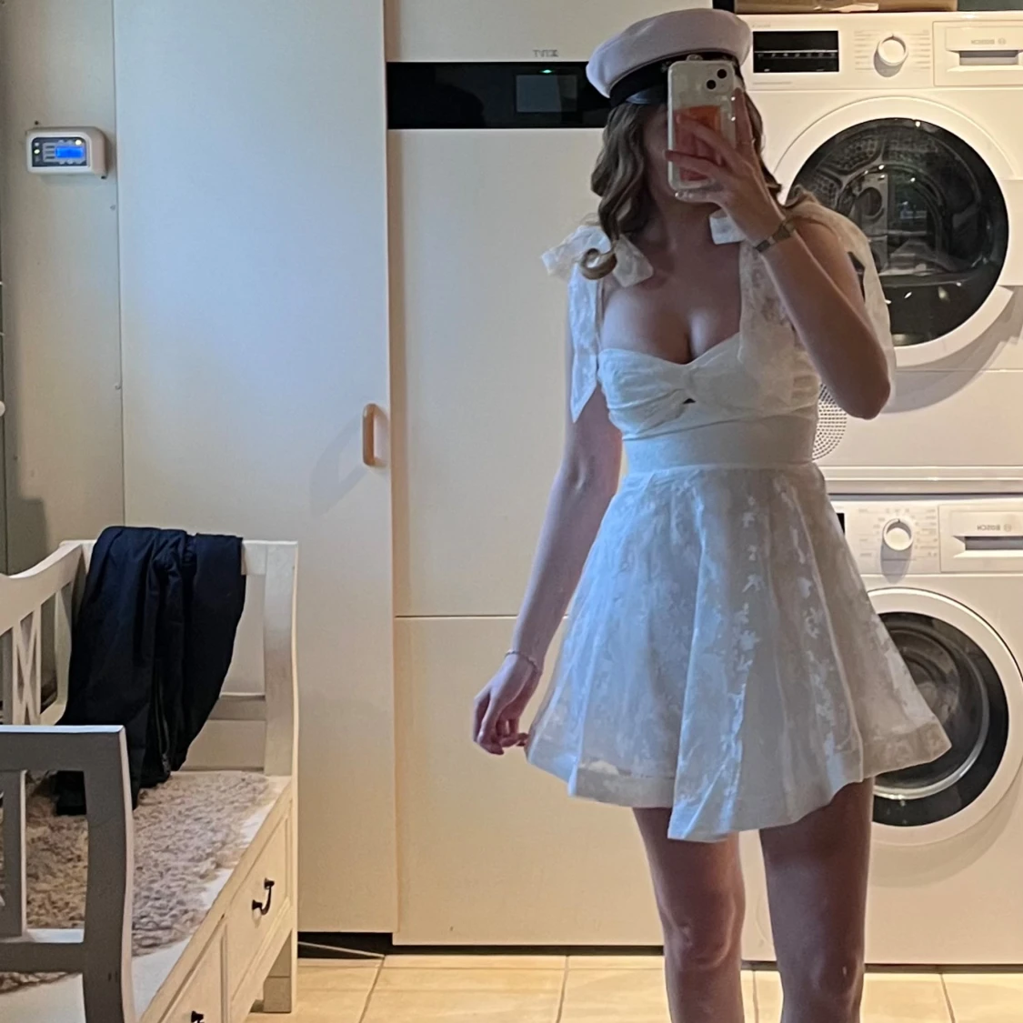 Vit kort spetsklänning med rosett