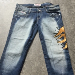 A pair of low waisted printed 2000s jeans M/L - A pair of beautiful jeans that are no use to me since they’re too small. The jeans are new and haven’t been used yet. Measurements is in the pics but always ask if you’re in need of more info or wanna discuss the price !! The sizing is a bit difficult, I’d say between M/L but mostly M but the waist size is giving L size !