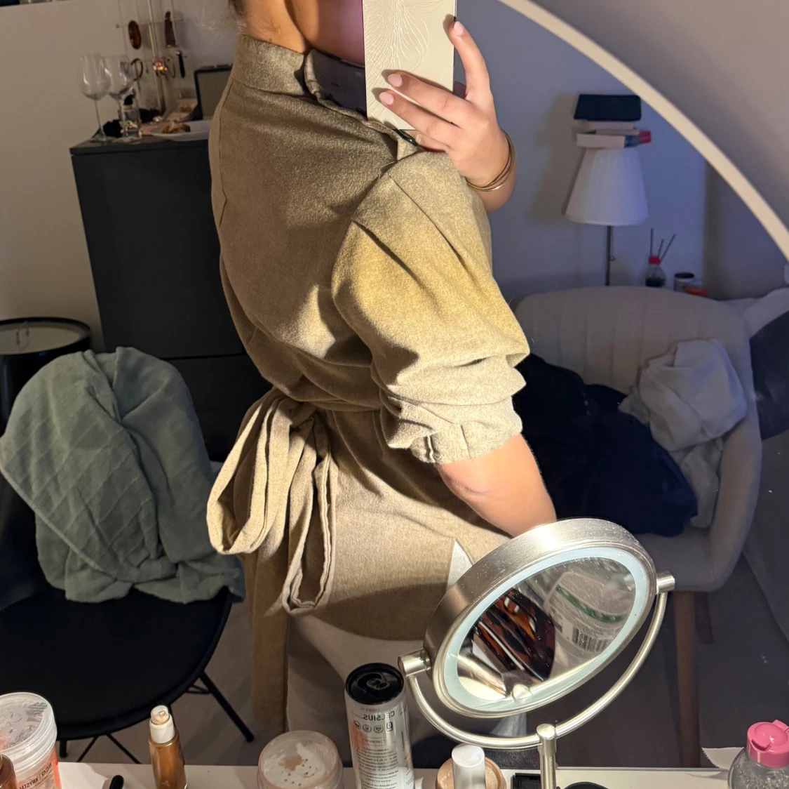 Beige blus med knyt och knappar - 4