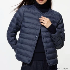 Uniclo jacka - Jättefin jacka från uniclo💕 Storlek M men sitter som S.😊köpte för 750kr förra sommaren men den har tyvvär knappt kommit till användning sen dess💗