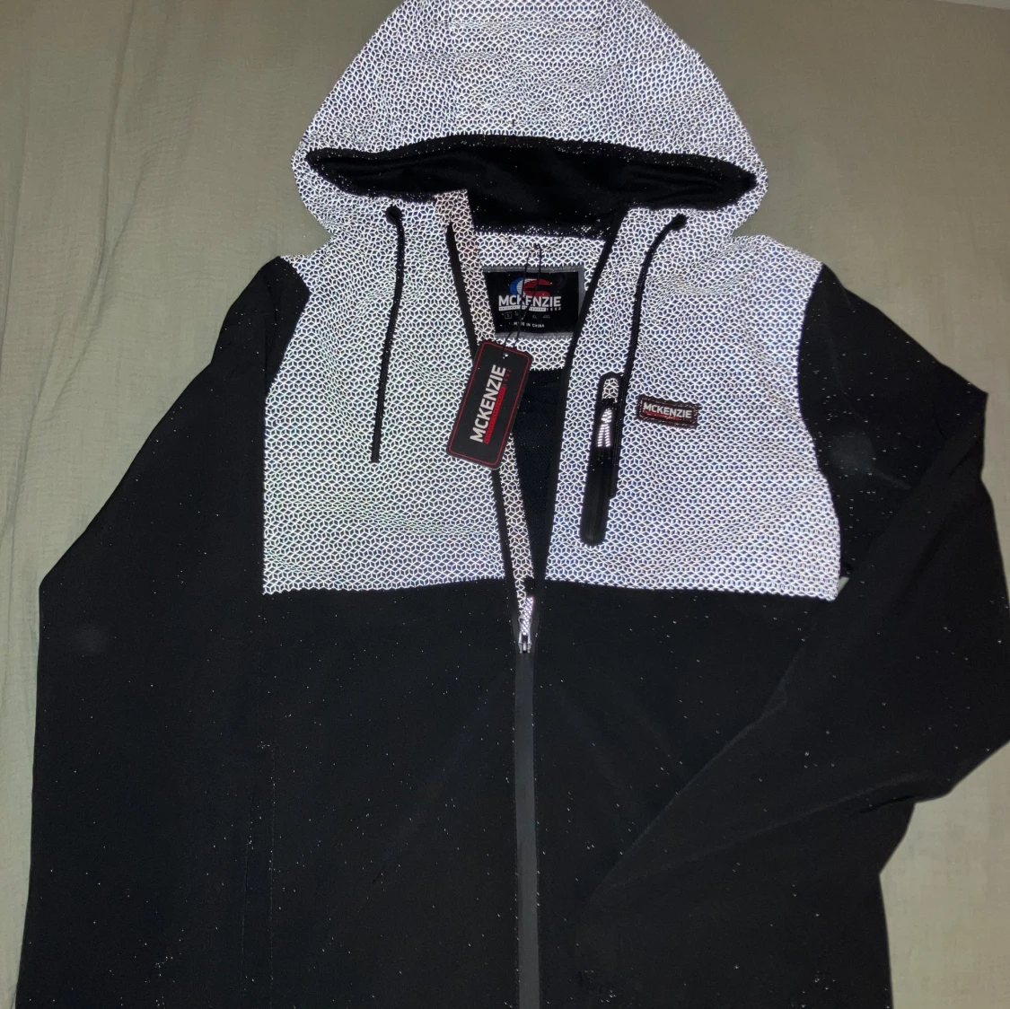 Svart vindjacka från McKenzie med reflex