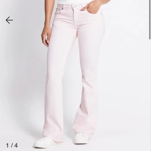 Ljusrosa bootcut jeans - Snygga ljusrosa jeans!! ”Low boot” från Lager 157💞Använda 1 gång💞I storlek M short lenght!! Köpta för 400kr, skriv för fler bilder!!