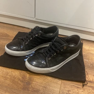 Lanvin Cap Toe - Skick 7-8/10, kan bli bättre skick med hjälp av cleaning kit, andvänt whitening cream på sulorna! Defekter finns på bild 2-4, Krävs bara en tvätt! Uk 7 men större i storleken