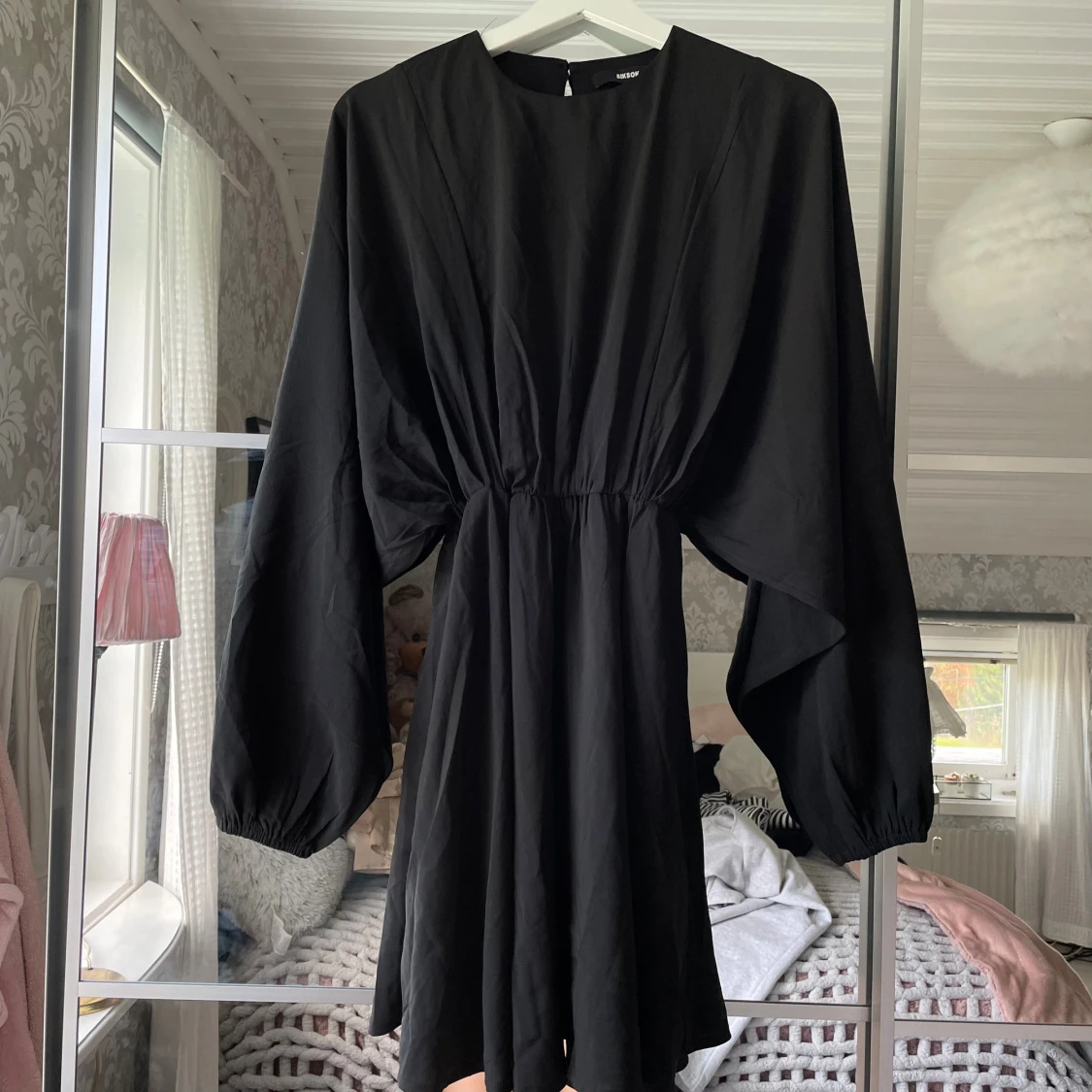 Svart klänning med vida ärmar