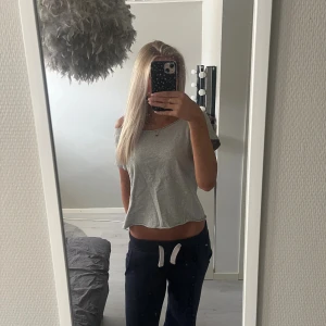 Brandy Melville tröja  - Grå offshoulder t shirt från brandy Melville som aldrig använts💞