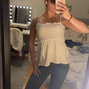 Vit volangtopp - Supersöt vit linnetopp med volanger från bubbleroom endast använd fåtal gånger🥰🥰