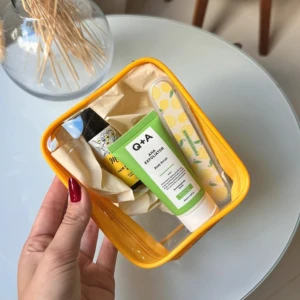 Skönhetskit - Nytt skönhetskit med hårolja, kroppsskrubb och nagelfil. Kommer i en sol de janerio neccisär🧡