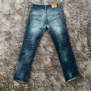 Nudie Jeans Dry -  Säljer dessa helt sjuka par Nudies! Har en helt otroligt tvätt och en grym passform (slim/straight). Det står att jeansen är 34/32 men sitter som 31/32. Mått: midja 42cm, längd 98cm. Hör av er vid fundering!!!