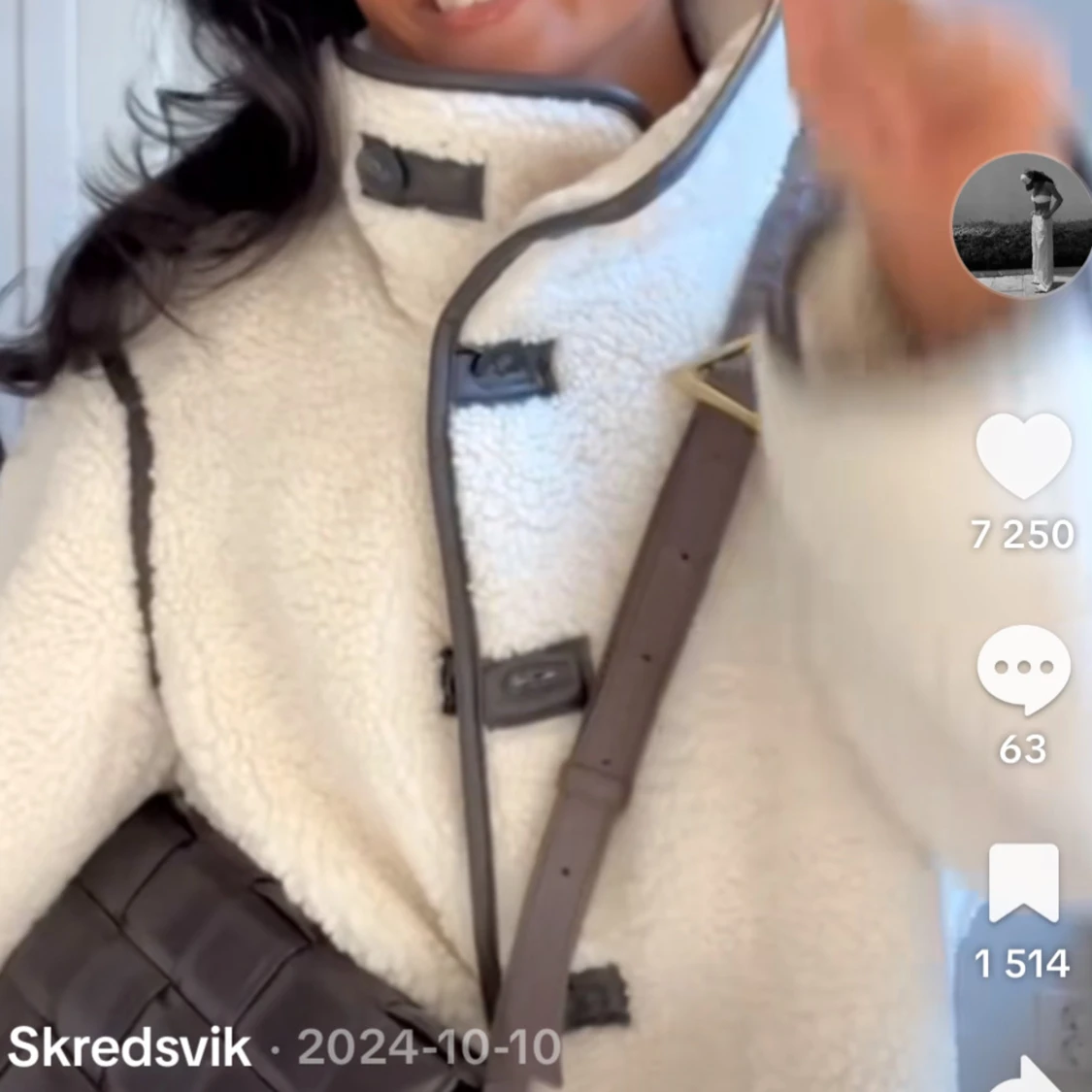 Vit teddyjacka med svarta detaljer - 1