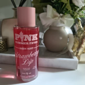 PINK Strawberry Dip Body Mist - Sommrig body mist med 250 ml volym, inspirerad av strawberry dip och shortcake crumbles. Vegansk, dermatologiskt godkänd, utan konstgjorda färgämnen och ej testad på djur. Förpackningen är delvis tillverkad av återvunnet material. Helt ny och oanvänd pris disskuteras ej.