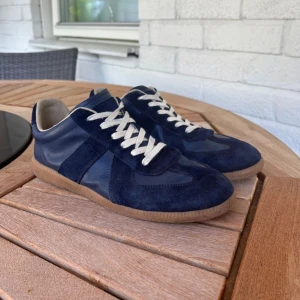 Maison Margiela Gats (kvitto finns) - Säljer nu mina snygga Maison margielas för att de är för små. Storlek: 42. Köpta på NK, box och kvitto medföljer! Hör av er vid minsta fundering och priset är ej hugget i sten.