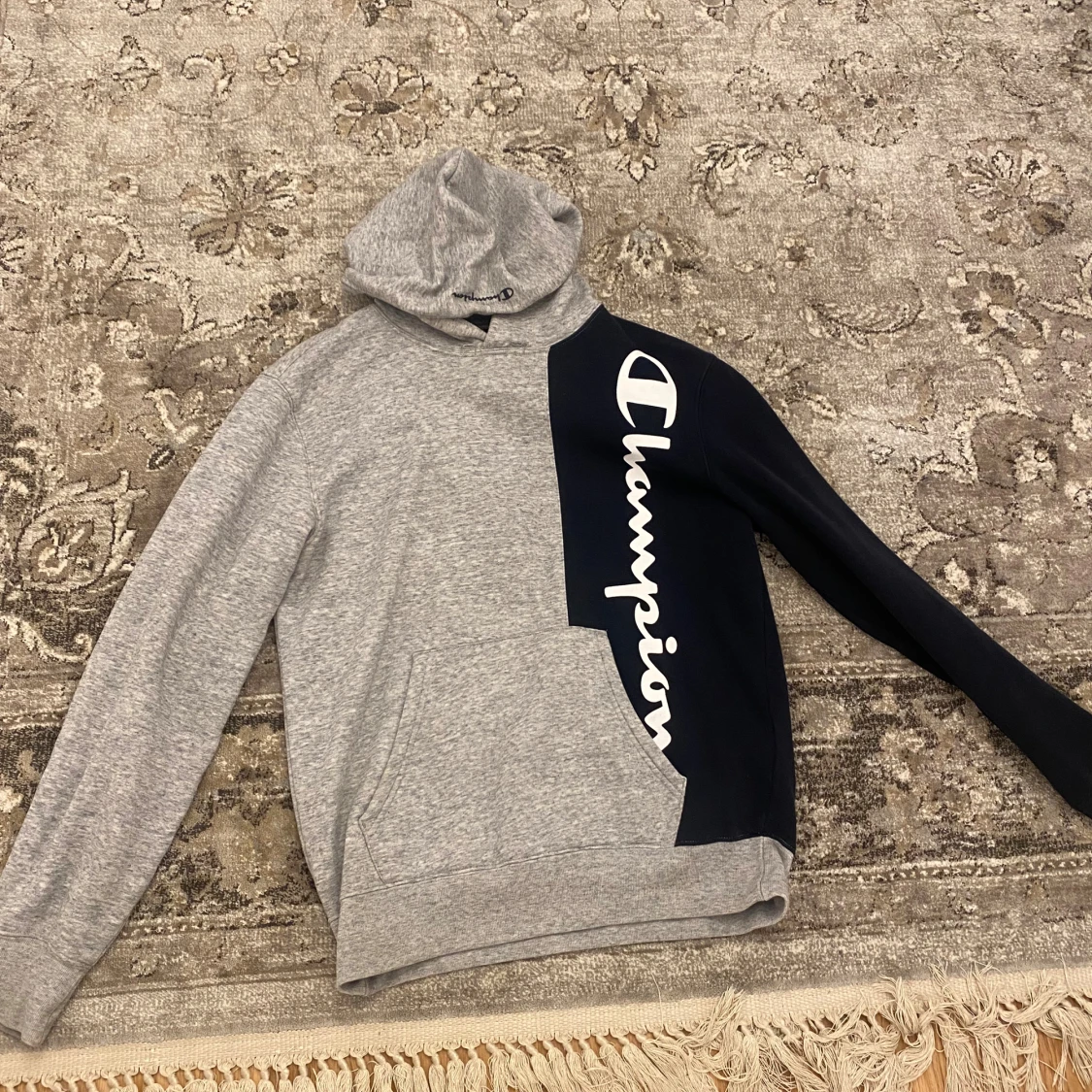 Champion hoodie i grått och marinblått