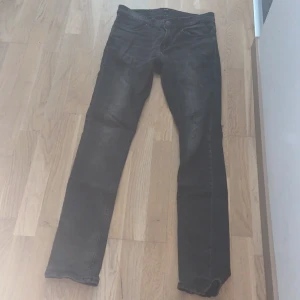 Svarta slim fit jeans från KIABI - Svarta slim fit jeans från KIABI i storlek S, med klassisk femficksdesign och smal passform. Jeansen är tillverkade i bomullsmix och har en något tvättad look. Perfekta för dig som gillar en stilren och enkel vibe.