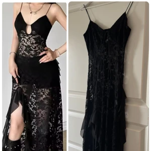 Svart spetsklänning med volanger - Supersnygg lång svart klänning i spets med tunna axelband och transparenta partier. Klänningen har volangdetaljer längs sidorna och en liten cut-out framtill. Perfekt för dig som vill sticka ut med en edgy och feminin look.