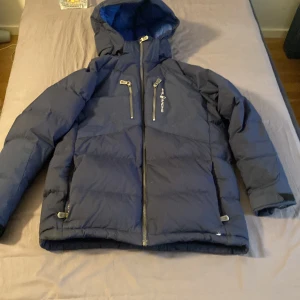 Blå pufferjacka från Sail Racing - Säljer en Sail racing jacka storlek 170 -XS jackan är helt ny har haft den i 1 månad och tog på mig den bara 4 gånger