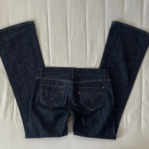 Mörkblå lågmidjade levis jeans  - Jättefina mörka jeans från Levi’s med jätte bra kvalitet, unik jeanstyg, och gulda sömmar. Strl S/M ❤️ // midja 37cm tvärsöver, innerbenslängd 80cm 