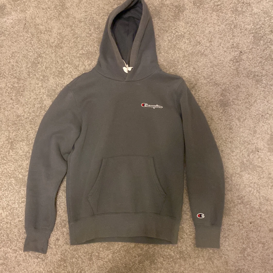 Mörkgrå hoodie från Champion