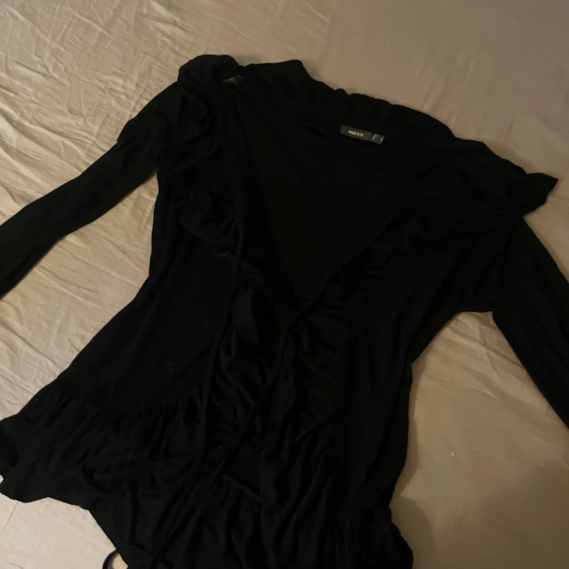 Svart kofta med volang och knyt från Mexx - 3
