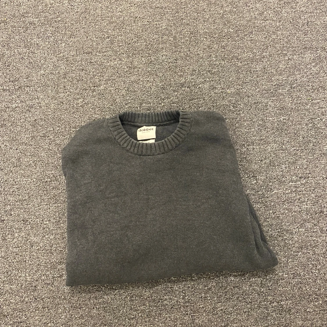 Mörkgrå stickad tröja från Dobber