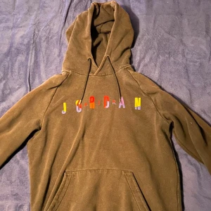 Jordan hoodie - Säljer den åt en kompis då den inte kommer till någon användning längre, den är sparsamt använd och är storlek M